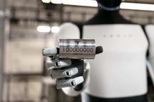 Lãnh đạo hãng pin lớn nhất thế giới chê ông chủ Tesla không biết làm pin