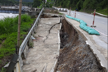 Quốc lộ 7 sạt lở nham nhở sau lũ