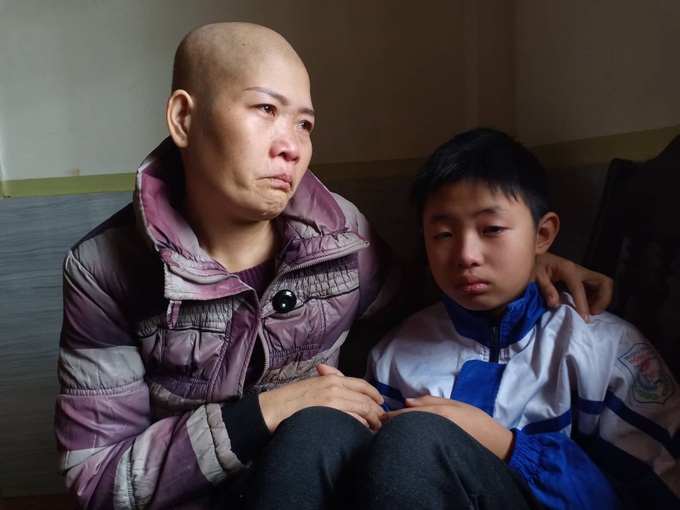 Lời khẩn cầu của đứa trẻ mồ côi cha, mẹ mắc bệnh hiểm nghèo: “Cháu đã mồ côi bố, nếu mẹ mà chết thì cháu biết sống với ai?” - Ảnh 2. Lời khẩn cầu của đứa trẻ mồ côi cha, mẹ mắc bệnh hiểm nghèo: “Cháu đã mồ côi bố, nếu mẹ mà chết thì cháu biết sống với ai?” - Ảnh 2.