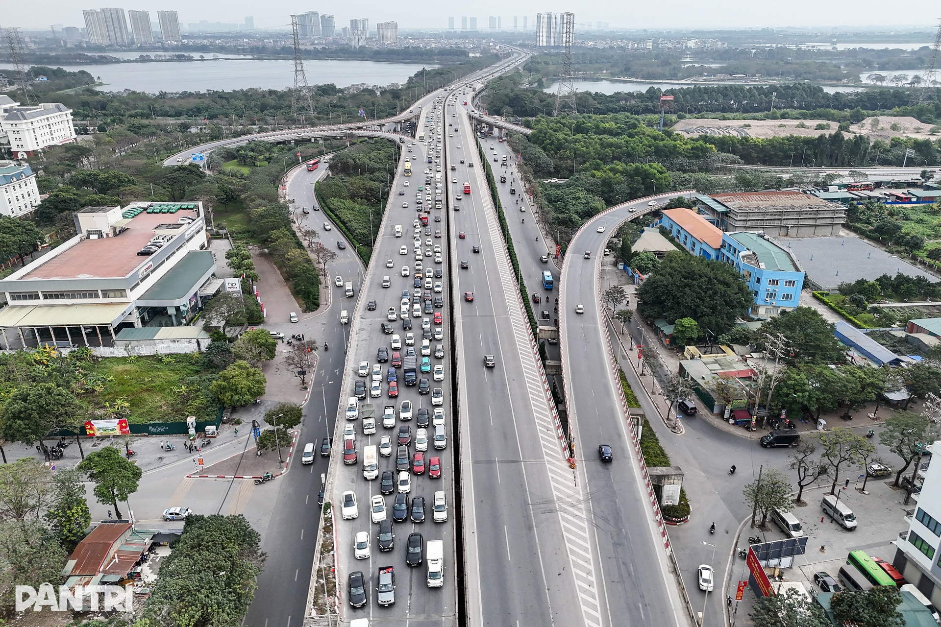 Người dân ùn ùn quay trở lại Hà Nội sau kỳ nghỉ Tết - 2 Người dân ùn ùn quay trở lại Hà Nội sau kỳ nghỉ Tết - 2