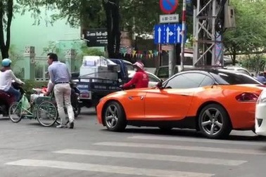 Video tài xế BMW đẩy xe lăn giúp cụ ông sang đường ở Sài Gòn gây “sốt”
