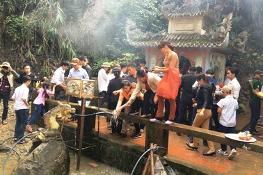 Trèo lan can, nhảy xuống mó lấy “nước thánh”