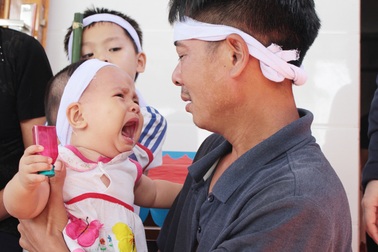 Xót xa cảnh 3 đứa con thơ mất mẹ đúng ngày giỗ ông!