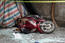 Bê tông, tấm kính "từ trên trời" rơi trúng 2 người đi đường ở Hà Nội