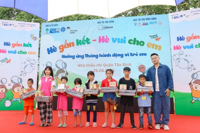 Ca sĩ Phạm Hồng Phước trao quà tới các em nhỏ.