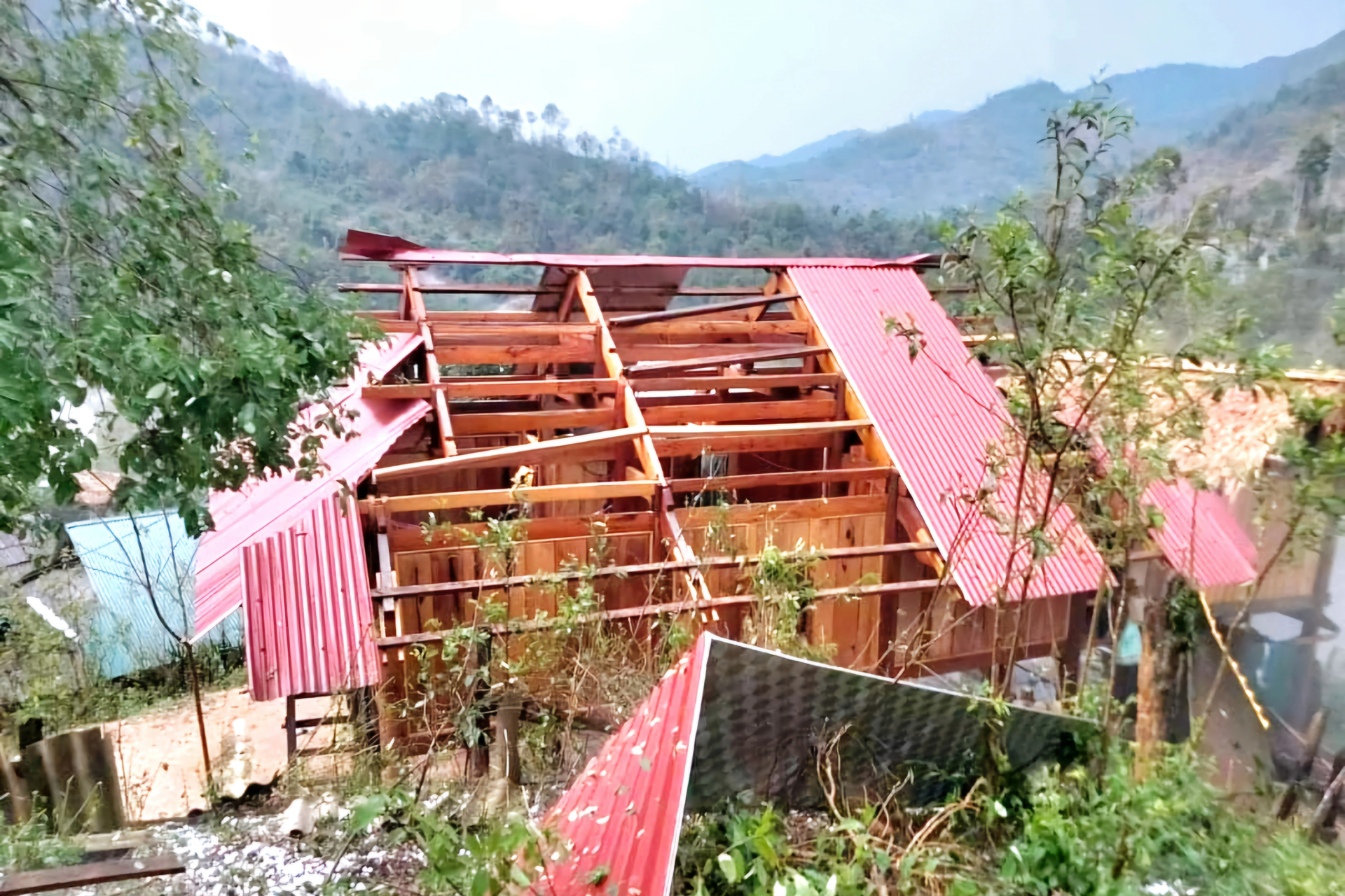 Lốc xoáy làm sập nhà, mái tôn bay lên cột điện ở huyện biên giới Nghệ An - 2 Lốc xoáy làm sập nhà, mái tôn bay lên cột điện ở huyện biên giới Nghệ An - 2