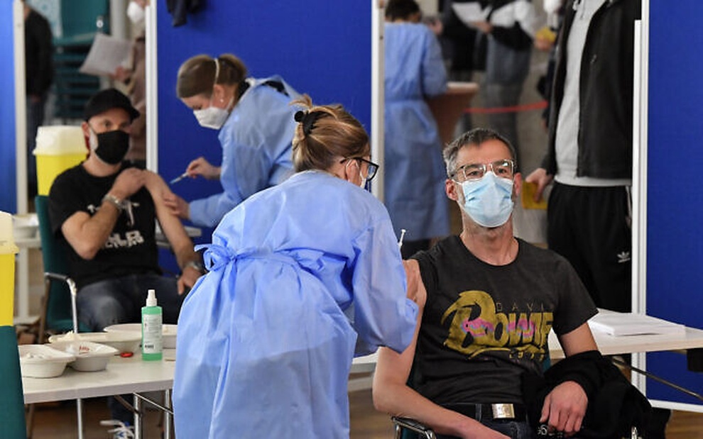 EU tính tiêm vaccine bắt buộc trước nguy cơ chủng Omicron bùng phát - 1 EU tính tiêm vaccine bắt buộc trước nguy cơ chủng Omicron bùng phát - 1