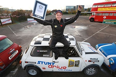 Kỉ lục thế giới mới về đỗ xe vào khe hẹp