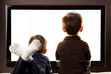 Tại sao người mẹ không nên vừa cho con bú vừa xem TV?