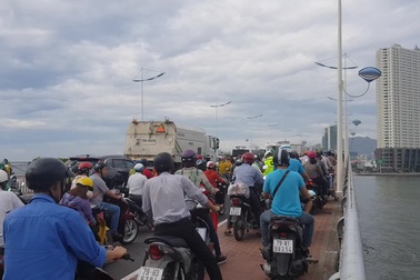 Sửa cầu, hàng trăm phương tiện “ngộp thở” vào nội đô Nha Trang
