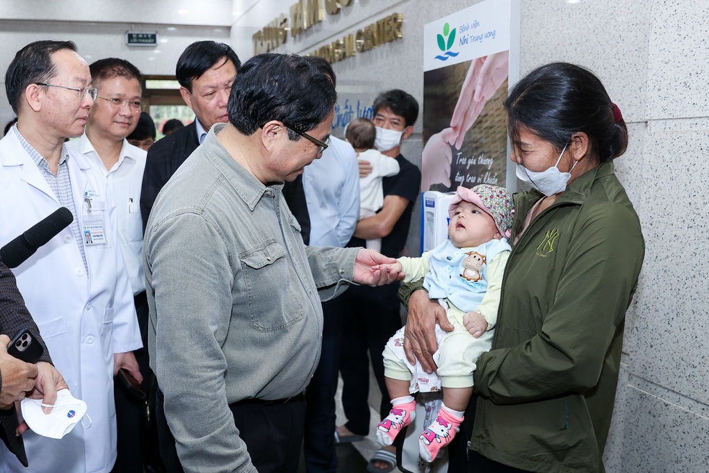 Thủ tướng kiểm tra đột xuất nhiều bệnh viện, chỉ đạo loạt vấn đề cấp bách - 2 Thủ tướng kiểm tra đột xuất nhiều bệnh viện, chỉ đạo loạt vấn đề cấp bách - 2