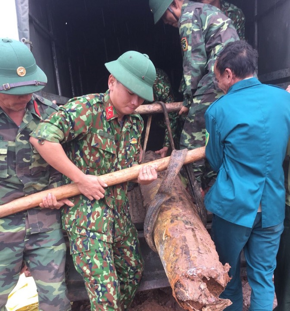 Quả bom 227kg nằm trong vườn cao su - 2 Quả bom 227kg nằm trong vườn cao su - 2