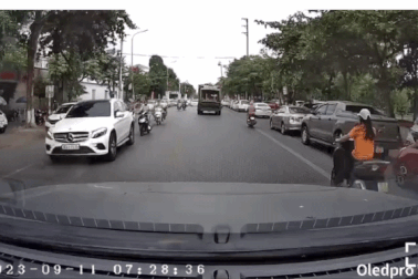 Tài xế ô tô mở cửa bất cẩn, người đi xe máy tử vong