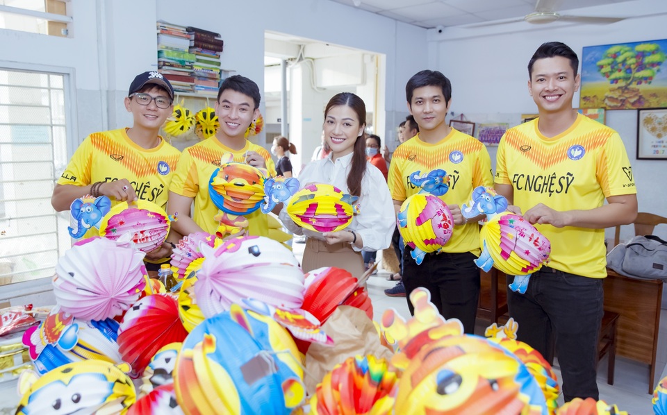 Siêu mẫu Hồ Đức Vĩnh tặng quà trung thu cho trẻ em - 4 Siêu mẫu Hồ Đức Vĩnh tặng quà trung thu cho trẻ em - 4
