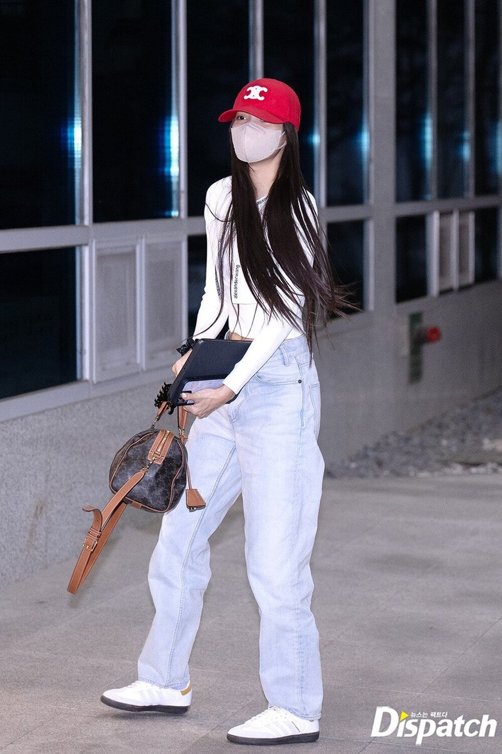 Blackpink mặc đồ năng động, đeo túi hàng hiệu ở sân bay Nội Bài - 2 Blackpink mặc đồ năng động, đeo túi hàng hiệu ở sân bay Nội Bài - 2