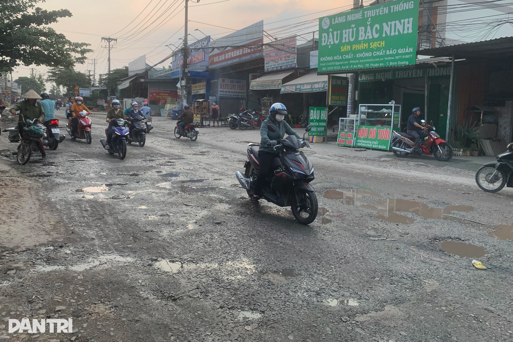 Người dân than  vì đường giáp ranh giữa ba TP ở Bình Dương xuống cấp - 1