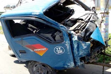 Tàu hỏa “cắt” xe tải làm đôi