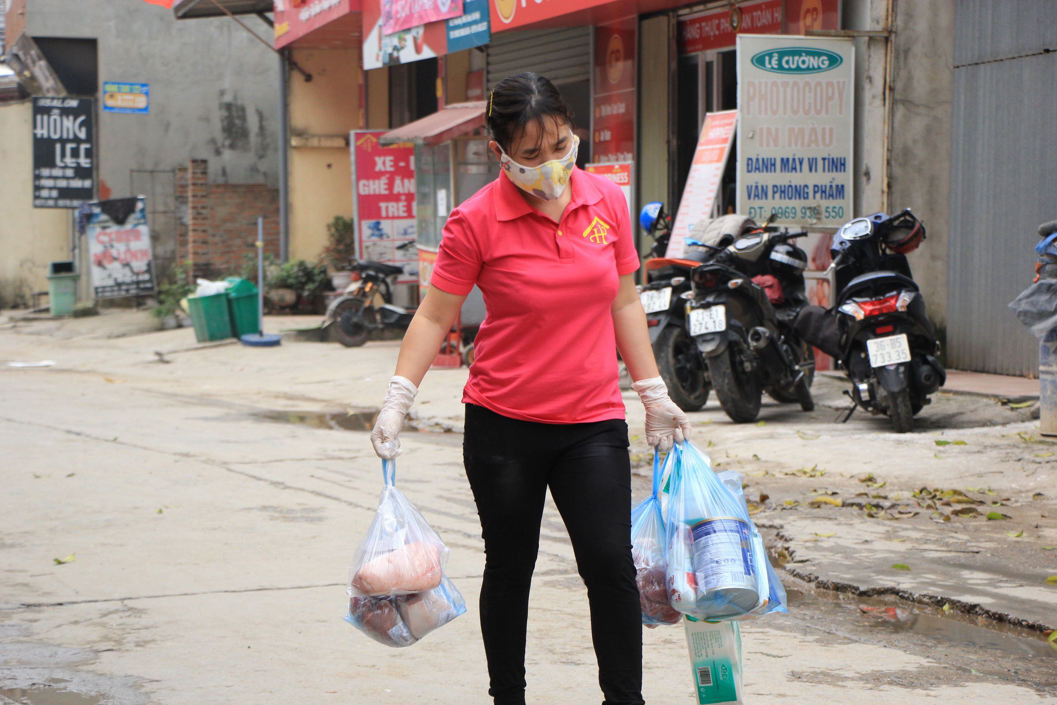 Tiếp tế lương thực qua rào cách ly tại ổ dịch Hạ Lôi - 6 Tiếp tế lương thực qua rào cách ly tại ổ dịch Hạ Lôi - 6