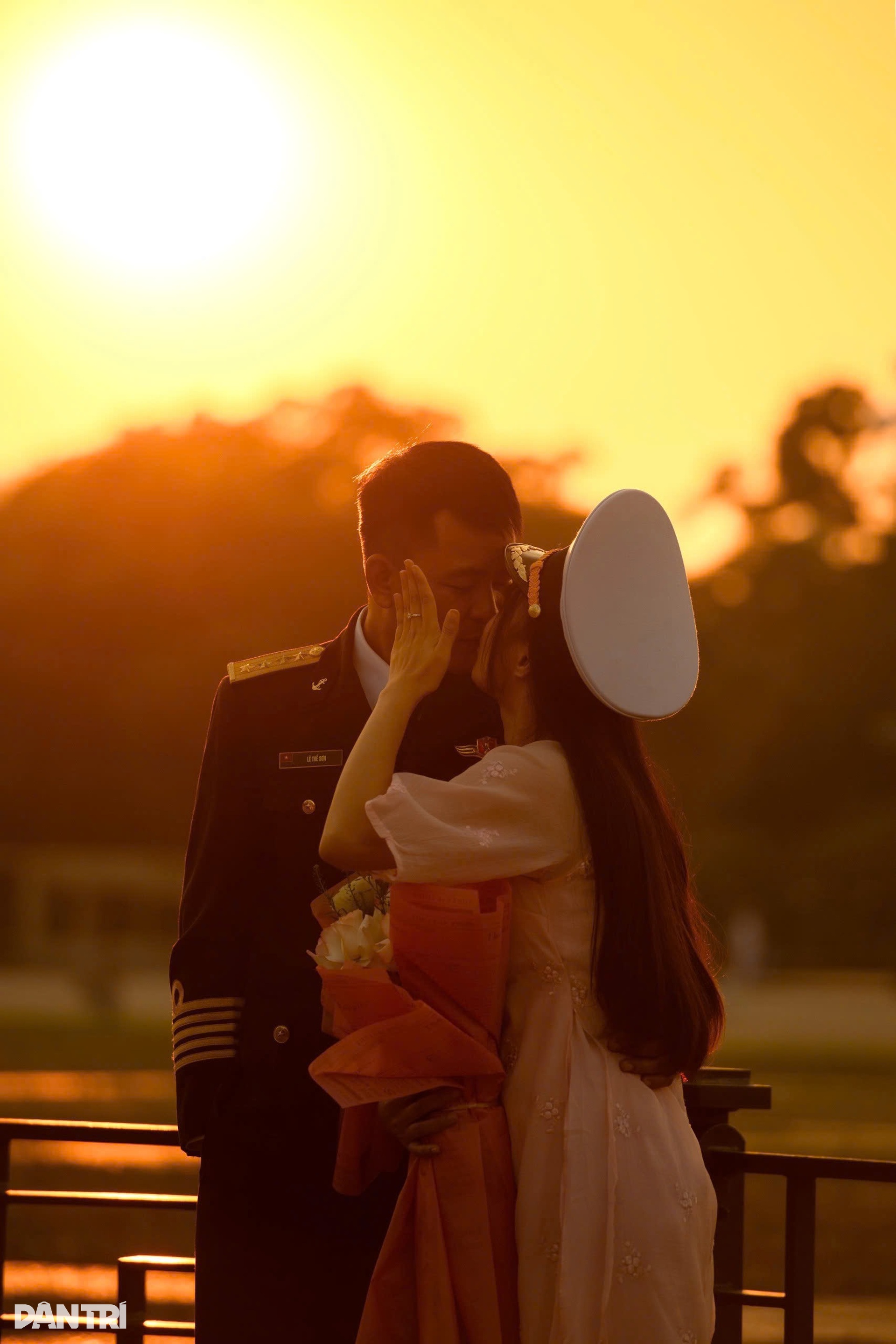 Der goldene Sonnenschein ergoss sich wie Honig in den Sonnenuntergang der ersten Wintertage in Hanoi - 4