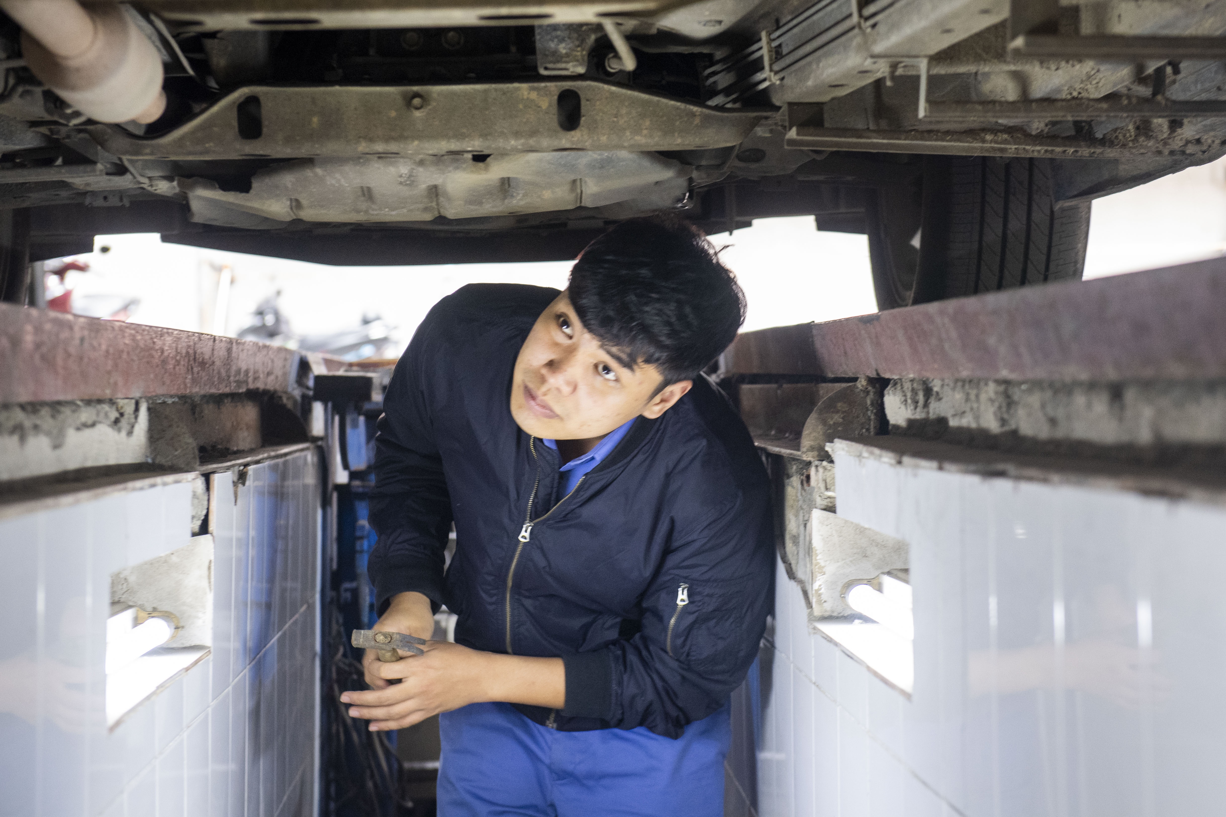 Vì sao đăng kiểm viên phải đập kích ga khi kiểm tra khí thải xe động cơ diesel?