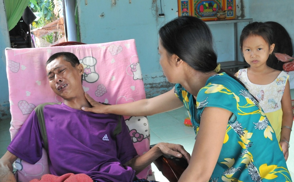 Người cha trẻ trước khi chết chỉ lo các con sẽ không được ăn học - 5 Người cha trẻ trước khi chết chỉ lo các con sẽ không được ăn học - 5