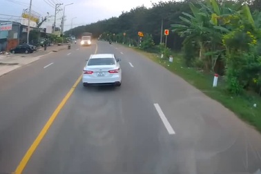 Xe tải chạy hẳn sang làn ngược chiều để vượt, buộc xe đi đúng làn phải né