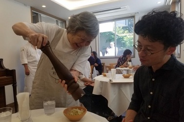 Nhà hàng kì lạ: Nhân viên phục vụ là người bị bệnh sa sút trí tuệ