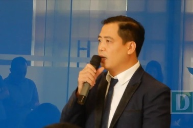 Ông Trần Đức Quỳnh, Tổng Giám đốc Công ty TNHH The Sunrise Bay trả lời khách hàng tại buổi đối thoại