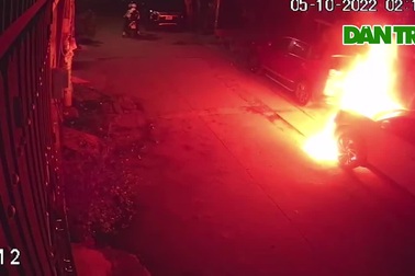 Nam thanh niên nghi tưới xăng đốt ô tô ở TPHCM