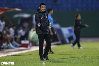 HLV Kiatisuk dành lời khuyên bất ngờ cho cầu thủ trẻ Việt Nam