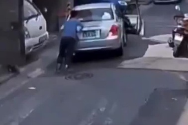 Ô tô bị trôi do quên phanh tay: Trong cái rủi còn có... cái rủi hơn