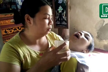 Vợ chồng nghèo kiệt quệ vì nuôi 2 con bị bại bão