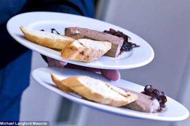 Chưa nấu chín thức ăn, khách sạn 4 sao chịu phạt hơn 200 triệu đồng