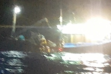 Cứu hộ 2 tàu cá cùng 16 ngư dân bị nạn ở Hoàng Sa