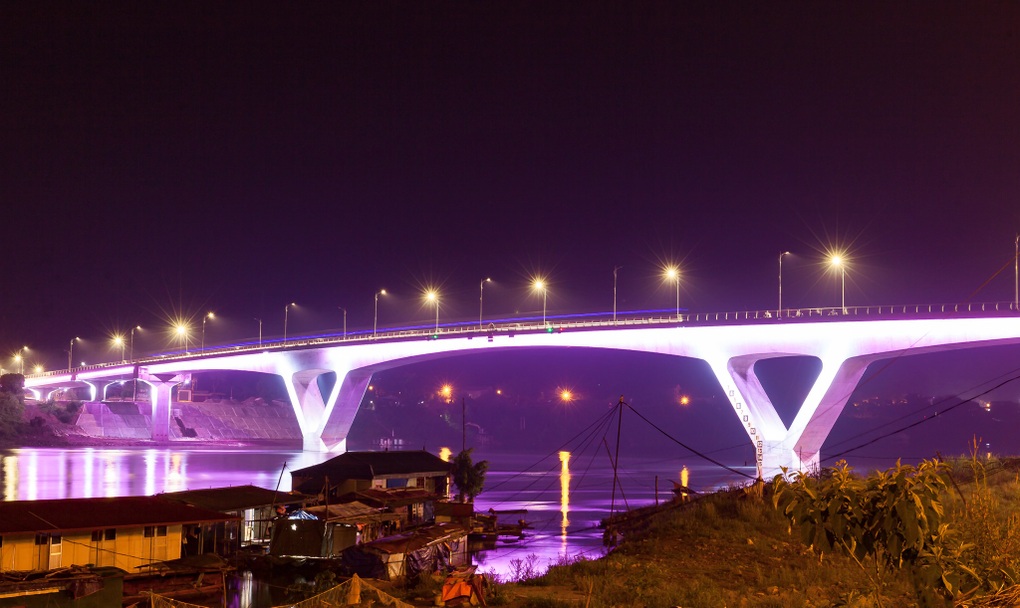 Kịp thời ngăn cản người đàn ông định nhảy cầu vì buồn chán chuyện gia đình - 2 Kịp thời ngăn cản người đàn ông định nhảy cầu vì buồn chán chuyện gia đình - 2