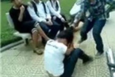 Nữ sinh tham gia đánh đập, xé áo bạn không bị đuổi học