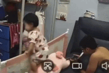 Clip "bố lạnh lùng vô tâm khi con nhỏ bị ngã lộn cổ" gây phẫn nộ tuần qua