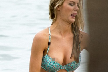 Mải đùa với sóng nước, siêu mẫu bị “lộ hàng”