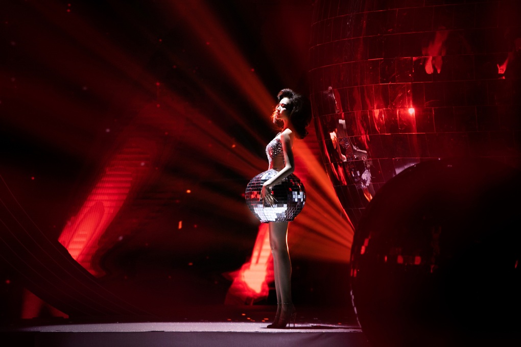 Hoa hậu Thiên Ân catwalk cùng dàn vũ công nam 6 múi gây chú ý - 3 Hoa hậu Thiên Ân catwalk cùng dàn vũ công nam 6 múi gây chú ý - 3
