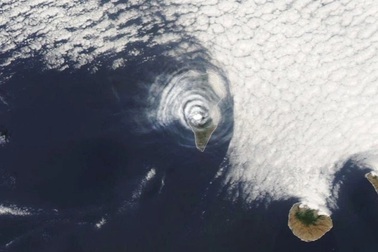 Kỳ lạ đám mây hình mắt bò trên núi lửa La Palma đang phun trào