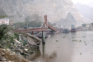 Hàng loạt các máng phao, máng rót hoạt động trái phép