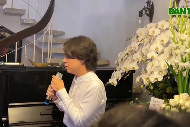 Sinh viên hát nhạc Trịnh tại lễ giỗ lần thứ 23 của cố nhạc sĩ