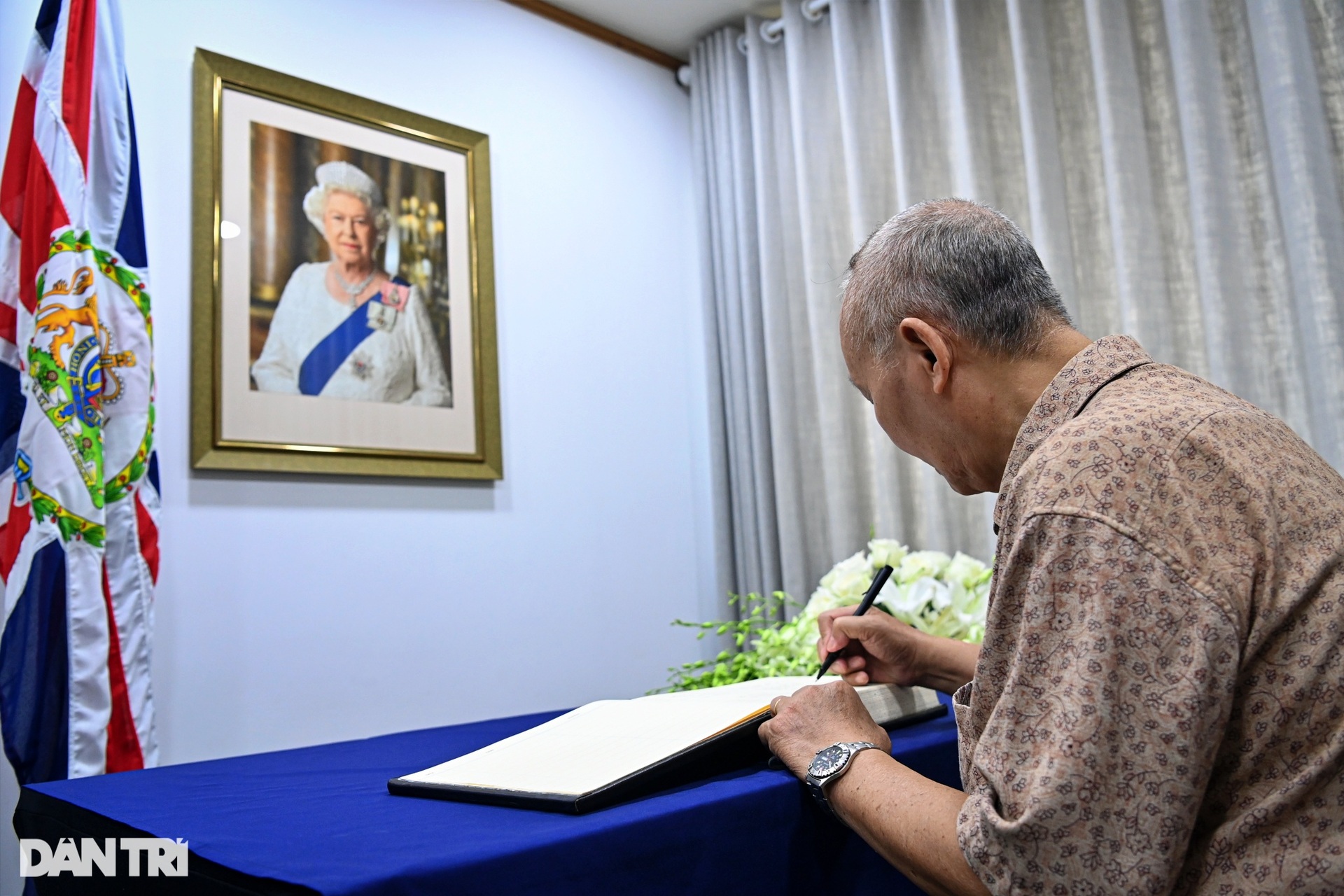 Người dân tiếc thương, viết sổ tang viếng Nữ hoàng Elizabeth II tại Hà Nội - 5 Người dân tiếc thương, viết sổ tang viếng Nữ hoàng Elizabeth II tại Hà Nội - 5