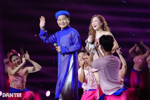 Hương Tràm đưa "Gái Nghệ" lên sân khấu hát cùng bố trước hàng ngàn khán giả