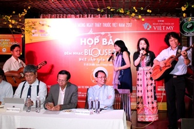 Bác sĩ đi hát, xin cơm cho bệnh nhân nghèo