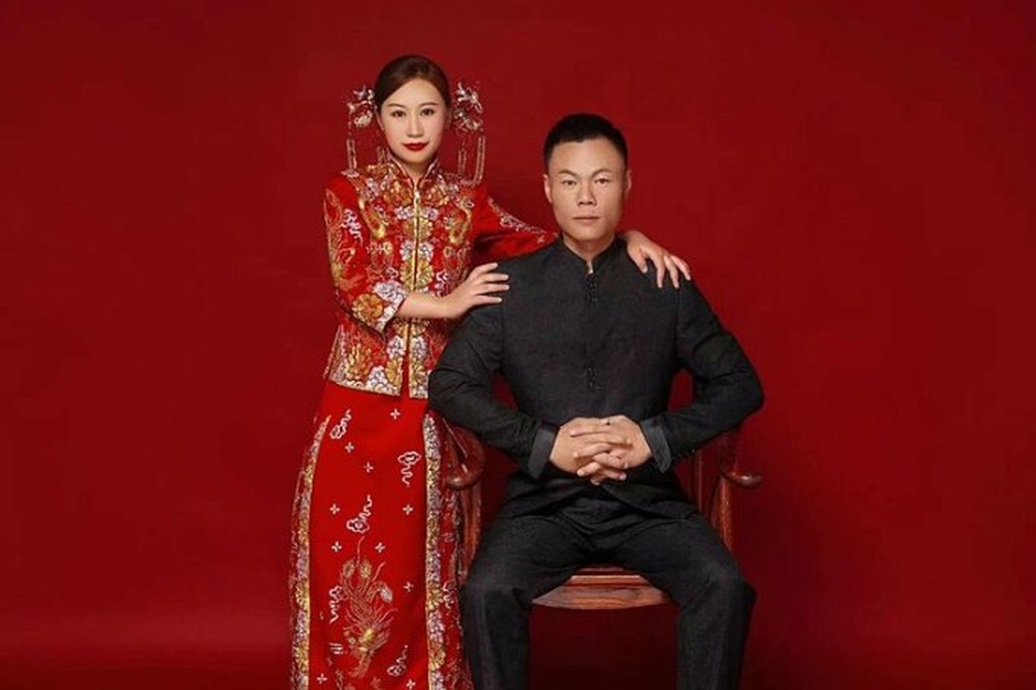 Người chồng suốt nhiều năm cõng vợ bị liệt leo núi ngắm bình minh - 2 Người chồng suốt nhiều năm cõng vợ bị liệt leo núi ngắm bình minh - 2