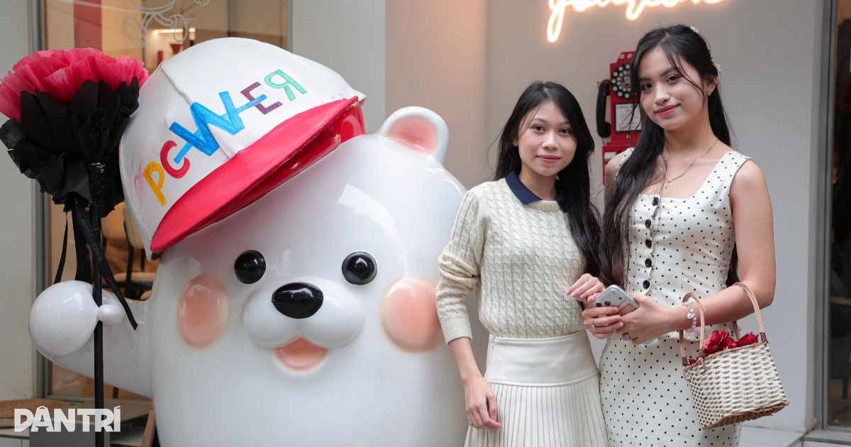 Quán cà phê ở Hà Nội gây sốt vì cho khách mặc áo hoa hồng giống G-Dragon