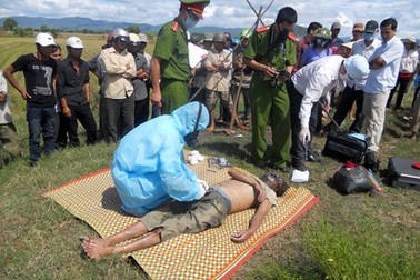 Xác người đàn ông trôi trên kênh thủy lợi