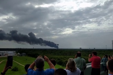 Khói đen bốc lên từ vụ nổ tên lửa Mỹ ở bang Florida