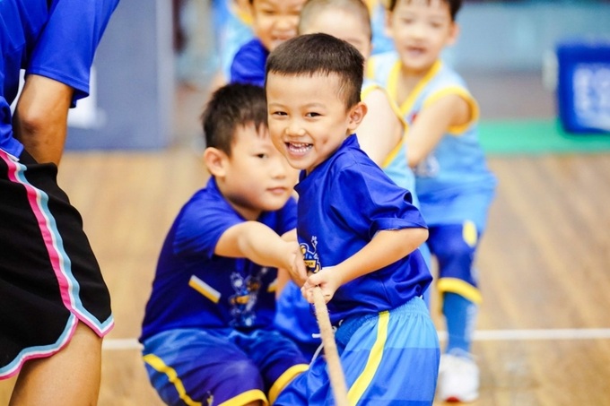 Trẻ yêu thích vận động qua các trò chơi.